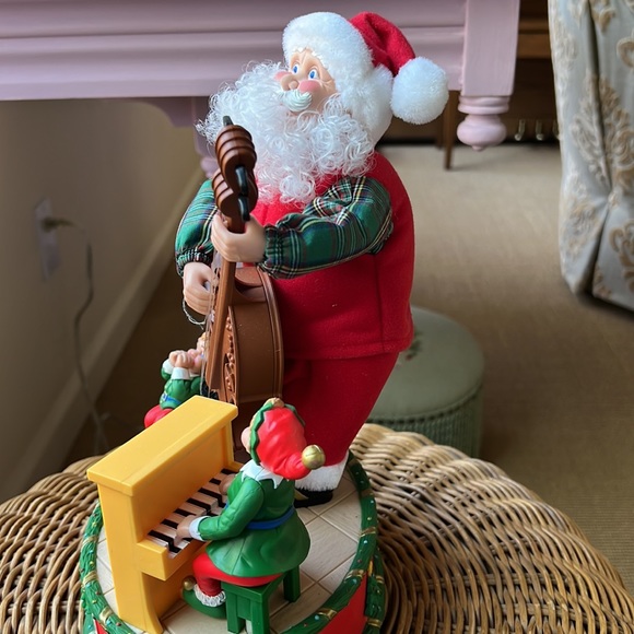 Avon Christmas Singing Moving Santa and Elves, Takes Musical Request From List - Picture 6 of 11